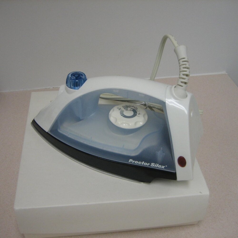 Proctor Silex  White steam iron in great condition
